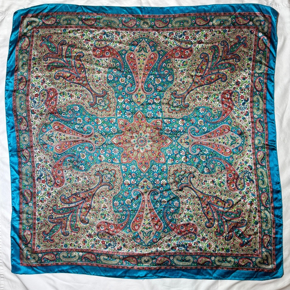 Elegant Multicolored Scarf with Beautiful Pattern
